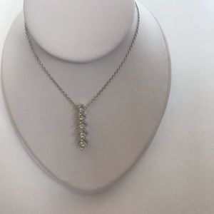 10 KT White Gold Diamond Pendant Necklace